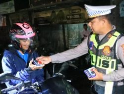 Tidak Hanya Razia, Polres Bangkalan Beri Hadiah Bagi Pengendara Motor Taat Berlalu Lintas