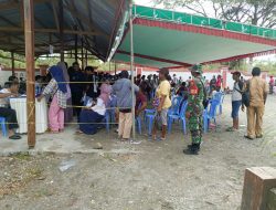 Agar Berjalan Dengan Lancar dan Tepat Sasaran, Babinsa Koramil 1710-03/Kuala Kencana Dampingi Penyaluran Bantuan Kepada Masyarakat