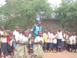 Memperingati Hari Anak Sedunia, Kontingen Garuda INDORDB XXXIX-G MONUSCO Berbagi Perlengkapan Sekolah