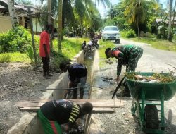 Tumbuhkan Hidup Sehat dan Lingkungan Bersih, Babinsa Koramil Mapurujaya Ajak Warga Bersihkan Parit