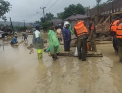 Prajurit TNI Berhasil Evakuasi Warga Banjir Batangtoru, Tapanuli Selatan