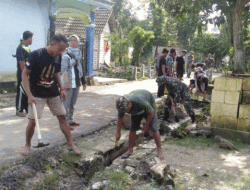 Kebersamaan Danramil Soko Tuban Makan Bareng Bersama Warga Usai Kerja Bakti