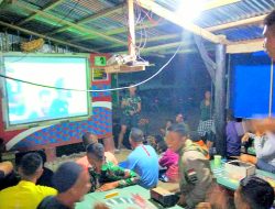 Gegap Gempita Piala Dunia, Satgas Yonif Raider 142/KJ Ajak Warga Nobar