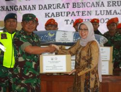 Kasau dan Lanud Abd Saleh Peduli Serahkan Bansos kepada Masyarakat Terdampak Erupsi Gunung Semeru