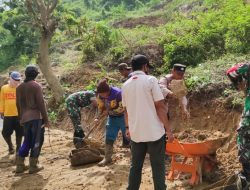 Bersama Warga Wonocolo, Babinsa Kedewan Bojonegoro bersihkan longsoran Tanah yang Menutupi Jalan