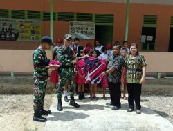 Wujud Peduli, Satgas Pamtas Yonif 645/GTY Bagikan Seragam Olahraga Kepada Siswa-Siswi SD di Perbatasan