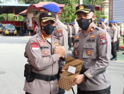 Kapolsek Lubuk Baja Kompol Budi Hartono Menerima Penghargaan Dari Kapolresta Barelang Dalam Tindak Pidana Kasus ‘Curas’