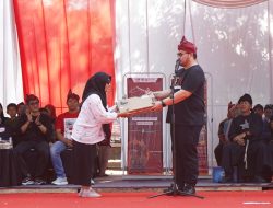 Konsisten Sikap Sempurna Saat Nyanyikan Indonesia Raya, Putri Dapatkan Beasiswa dari Bupati Kediri