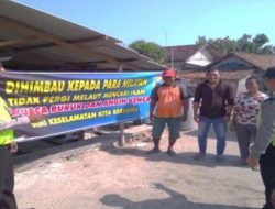 Waspada Banjir Rob, Bhabinkamtibmas di Tuban Berikan Imbauan Kepada Nelayan
