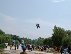 Meriahkan Hari Raya Galungan dan Sambut HUT RI Ke-78, Pokdarwis Pantai Onaria Gelar Festival Layang-layang