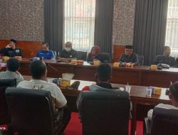 Ratusan Warga Trans Tanjungan Berdemo di Gedung DPRD Lamsel