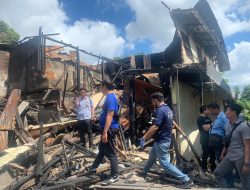 Polisi : Dugaan Konsleting Listrik Satu Unit Ruko Furniture Hangus Terbakar Dihajar Si Jago Merah