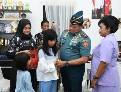 Panglima TNI Takziah Ke Kediaman Empat Pajurit Terbaik TNI AU Yang Gugur Kecelakaan Super Tucano