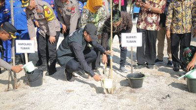 Mas Lindra Bersama Kapolres dan Forkopimda Tanam Pohon Mangrove