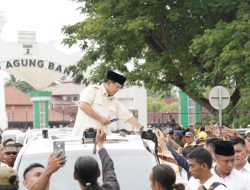 Prabowo Beli Bendera Palestina dari Pedagang saat Menuju Doa Bersama 2.000 Kiai se-Banten