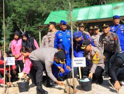 Lestarikan Alam, Polres Tuban Tanam Ratusan Pohon di Tepi Pantai