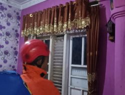 Tim Damkarat Posko Lampung Selatan Evakuasi Ular Sanca