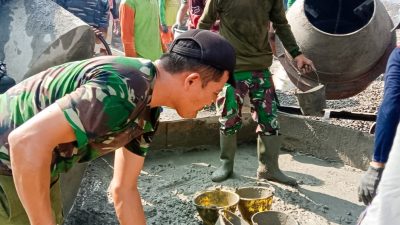 Bersama Warga, Babinsa Koramil Kanor Bojonegoro Karya Bakti Pengecoran Lantai Masjid di Caruban