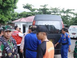 Tim SAR Sat Pol Air, Basarnas dan TNI AL Evakuasi Nelayan Kapal Tenggelam