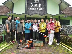 Terobosan Bersih! Ketua Persit Kartika Candra Kirana Akmil Sumbangkan Mesin Rumput untuk Sekolah