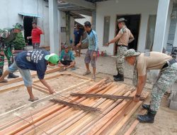 Satgas Pamtas RI-Malaysia Yonarmed 16/TK Bantu Warga Perbaiki Pipa Air di Desa Temajuk