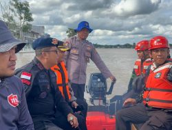 Tim SAR Satbrimob Polda Kalbar Melaksanakan Patroli Bantu Masyarakat Terdampak Banjir