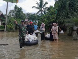 TNI Bersama Masyarakat Bantu Distribusi Sembako Untuk Korban Banjir Kalimantan Selatan