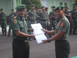Kasmenarmed 2 Kostrad Bagikan Buku Pedoman Bahasa Inggris Kepada Prajurit Putra Yudha
