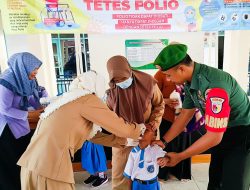 Dukung Pencegahan Polio, Babinsa Kodim Bojonegoro dampingi Tim Nakes berikan Imunisasi Pada Anak