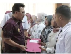 Serahkan SK Perpanjangan THLS di Lingkungan Dinkes, Sekda Minta Berikan Pelayanan Optimal