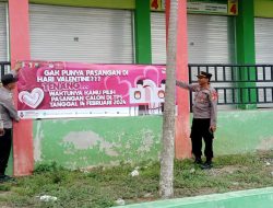 Demi Mengajak Warga Kedewan Agar Tidak Golput Pada Pemilu 2024 ,Kapolsek Pasang Benner Ke Desa Desa