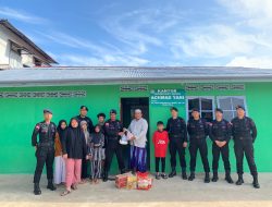 Peduli Kemanusiaan Brimob Polda Kalbar Berikan Sembako Ke Masyarakat Tidak Mampu