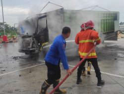 Damkarmat Sigap Padamkan insiden Kebakaran Mobil Truck Fuso Di Tol KM. 20 Rest Area