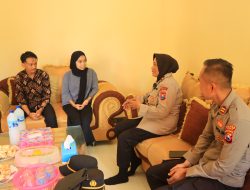 Kabag SDM Polres Tuban Beri Motivasi Pada Anggota KPPS yang Alami Keguguran Akibat Kelelahan