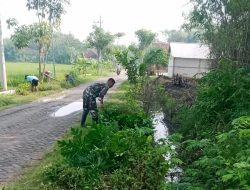 Bersama Pemdes dan Masyarakat Desa Sudah, Babinsa Koramil Malo Bojonegoro Laksanakan Karya Bakti Lingkungan