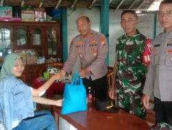 Kapolsek Kedewan Bersama Bhabinsa Jenguk Anggota KPPS yang Sakit