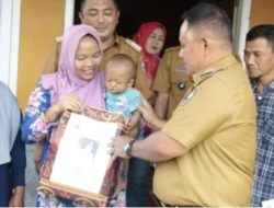 Bupati Nanang Ermanto Sambangi Kediaman Bayi Penderita Jantung Bocor di Desa Way Galih