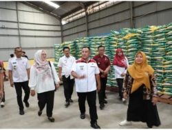 Bupati Nanang Ermanto, Tinjauan Gudang Bulog Pastikan Stok Pangan Aman