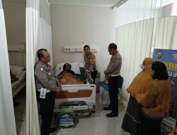 Wujud Empati Serta Peduli, Jajaran Satlantas Polrestabes Surabaya Menjenguk Korban Laka Lantas