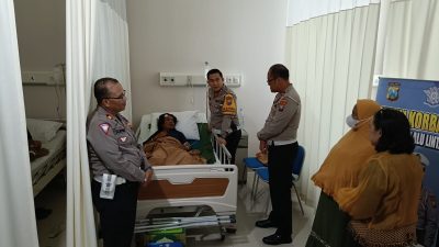 Wujud Empati Serta Peduli, Jajaran Satlantas Polrestabes Surabaya Menjenguk Korban Laka Lantas