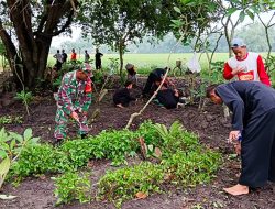 Sambut Ramadhan, Babinsa Koramil Sumberrejo Bojonegoro dan Warga Kedungrejo Bersih-Bersih Area Makam