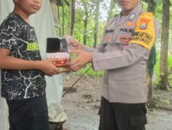 Wujud Kepedulian, Bhabinkamtibmas Polsek Kedewan Berikan Sarana Kontak Berupa Sarana Keperluan Ibadah