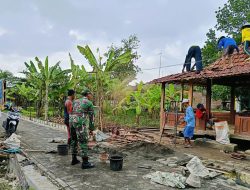 Binter Terpadu, Babinsa Koramil Sumberrejo Bojonegoro dan Warga Tulungrejo bangun Musholla
