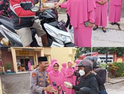 Polsek Kedewan bersama Bhayangkari Berbagi Takjil Ramadhan, Jelang Waktu Berbuka Puasa