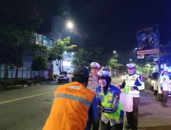 Satlantas Polres Bojonegoro Giat Patroli Serta Grebek Sahur dengan Bagikan Nasi Kotak
