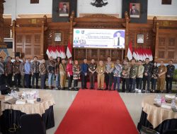 Sekda Serahkan Piagam K3 Ke 34 Perusahaan di Tuban