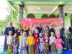 Seperti Fashion Show dengan Pakaian Adat Busana, KB – RA Manbaul Ulum Peringati Hari Kartini