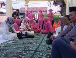 Kapolsek Kronjo dan Bhayangkari Bagikan Takjil, Dilanjutkan dengan Buka Bersama