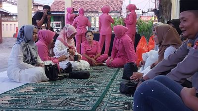 Kapolsek Kronjo dan Bhayangkari Bagikan Takjil, Dilanjutkan dengan Buka Bersama