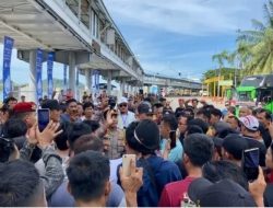 Para Supir Truk Logistik dan Bus Protes 12 Jam Menunggu Tidak Juga Diseberangkan